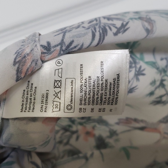 3/$12 H&M sleeveless pattern blouse - Picture 5 of 5